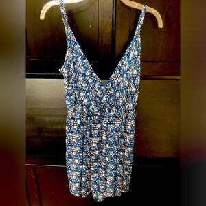 BLUE RAIN by FRANCESCA'S surplus wrap blue geometric Tie back Romper‎ medium NWT